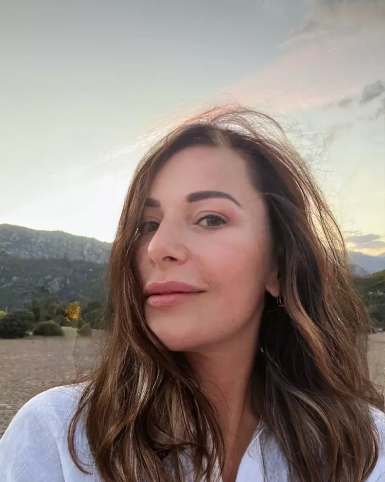Ce nu știați despre actrița Şenay Gürler, Serap din filmul turcesc “Un adevărat gentleman” care are succes la Netflix (3)