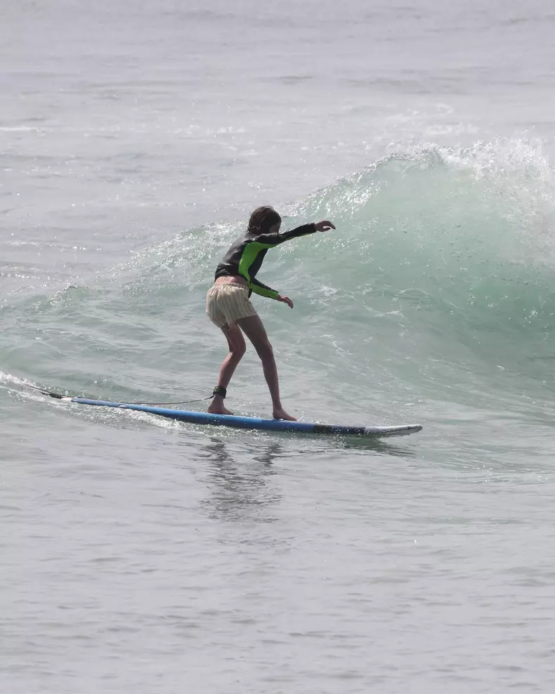 Iancu, baiatul lui Nicolai Tand a invatat sa faca surf (1)
