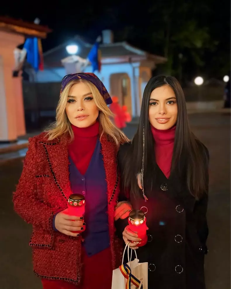 Loredana Groza, pe scenă cu mama și fiica ei  (2)