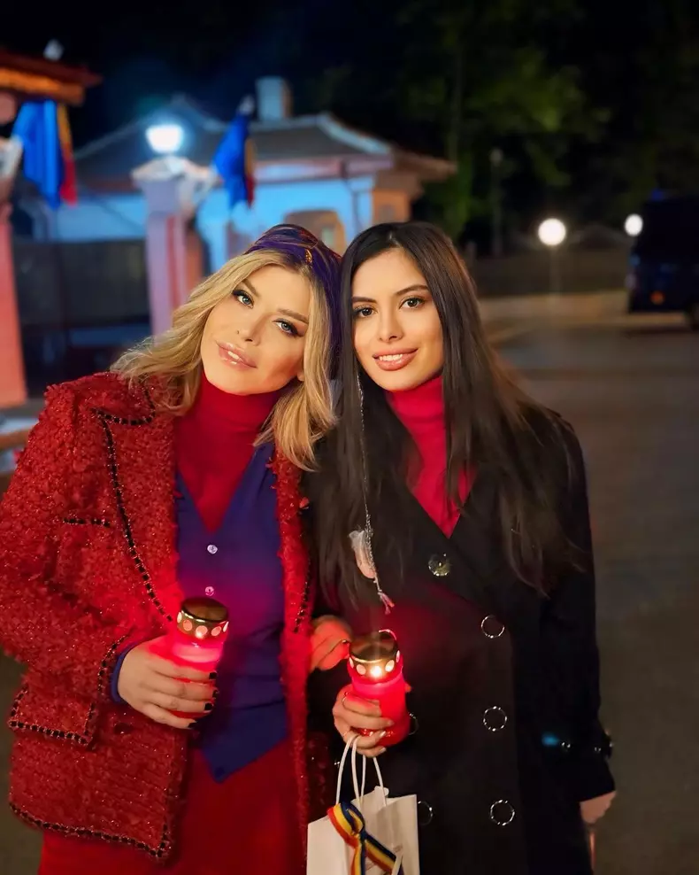 Loredana Groza, pe scenă cu mama și fiica ei  (3)