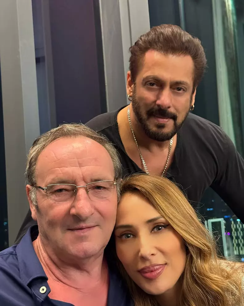 Imagine rară de familie părinții Iuliei Vântur alături de Salman Khan (1)