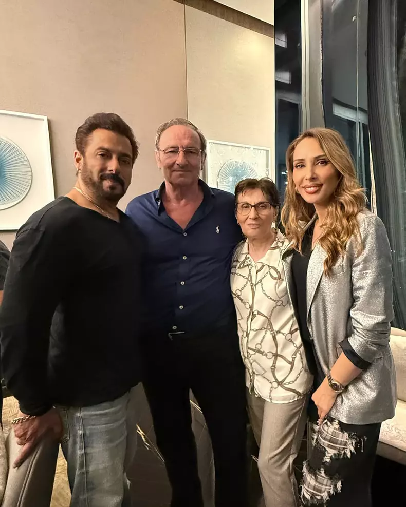 Imagine rară de familie părinții Iuliei Vântur alături de Salman Khan (4)