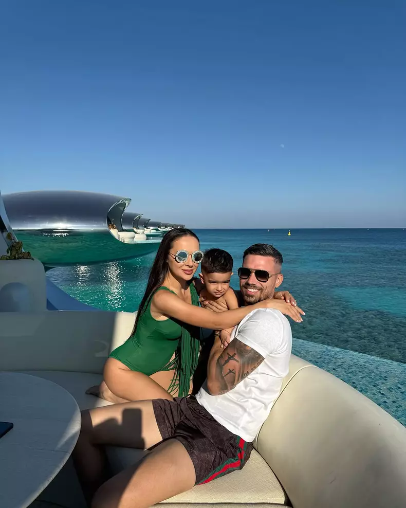 Vlăduța Lupău, imagini în costum de baie din Arabia Saudită  (2)