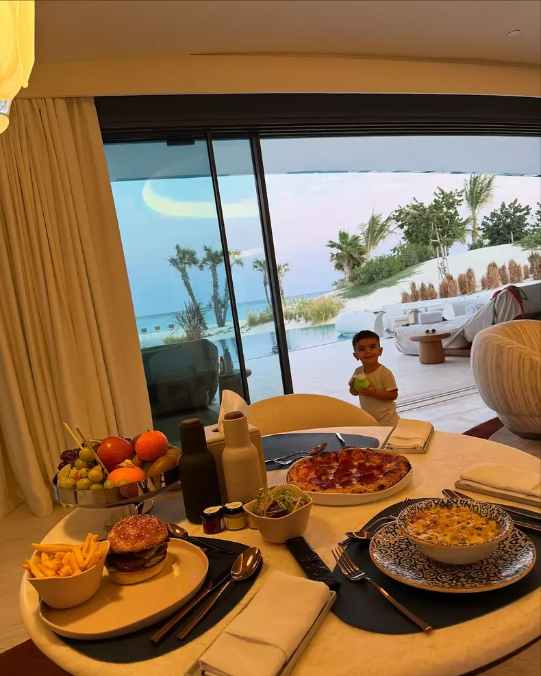 Vlăduța Lupău, imagini în costum de baie din Arabia Saudită  (3)