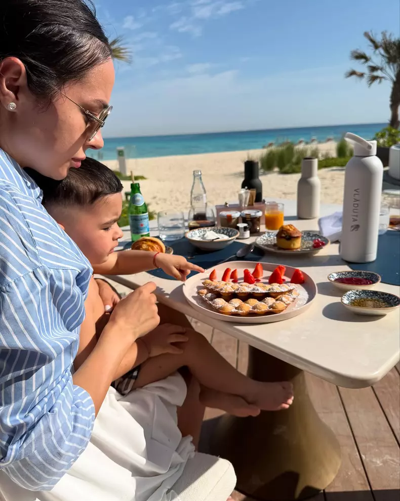 Vlăduța Lupău, imagini în costum de baie din Arabia Saudită  (4)