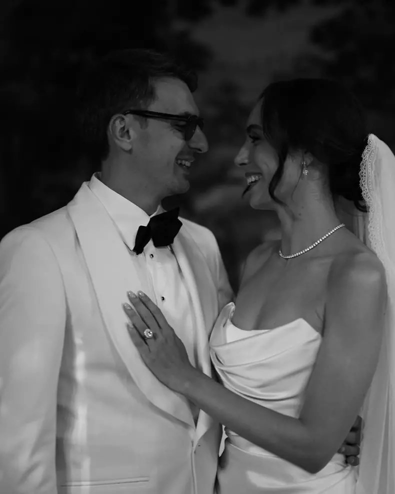 A love story always nourished by Malvensky@malvenskyofficial —where elegance meets timeless devotion. (1)