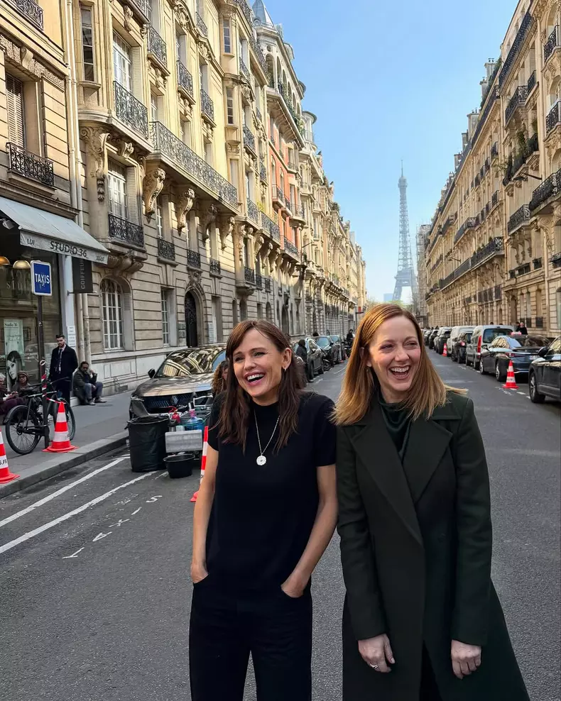 jennifer-garner-judy-greer-reunite-la-paris (1)