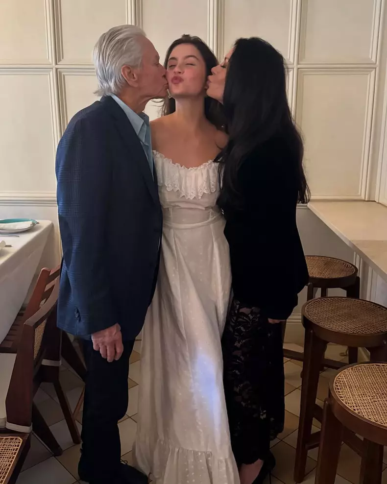 Catherine Zeta-Jones și Michael Douglas, la absolvirea fiicei lor  (1)