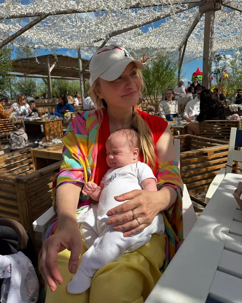 cristina-cioran-prima-aparitie-cu-bebelusul-max-la-tv (1)