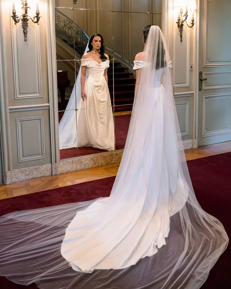 Demi Lovato and Jordan “Jutes” Lutes are officially married! The couple's wedding took place in California this weekend, with @ddlovato wearing a pearl-white, corseted @VivienneWestwood dress. “When I w (1)