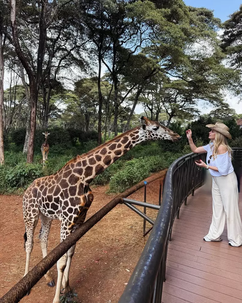 A doua mea întâlnire cu Kenya… și cu girafele ei superbe. Prima dată am fost cu Sofia, acum sunt aici cu Lucian și Noah. M-am întors pentru că mi-a fost dor de liniștea acestui loc, de peisajele care îț (1)