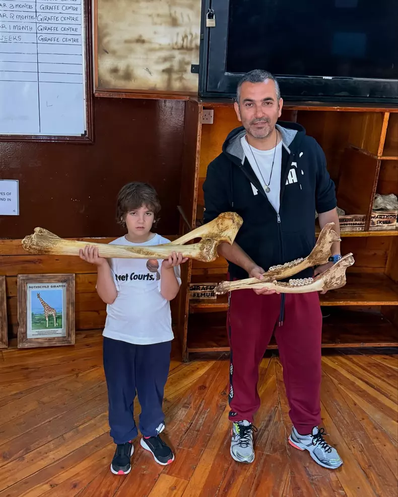 A doua mea întâlnire cu Kenya… și cu girafele ei superbe. Prima dată am fost cu Sofia, acum sunt aici cu Lucian și Noah. M-am întors pentru că mi-a fost dor de liniștea acestui loc, de peisajele care îț (5)