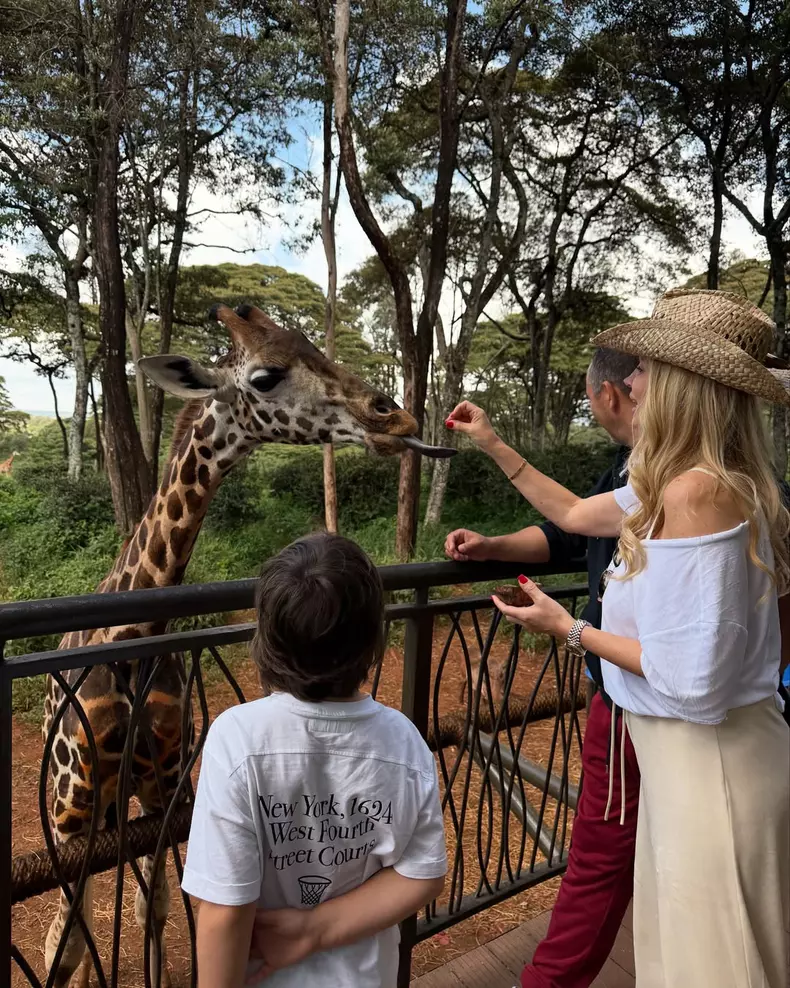 A doua mea întâlnire cu Kenya… și cu girafele ei superbe. Prima dată am fost cu Sofia, acum sunt aici cu Lucian și Noah. M-am întors pentru că mi-a fost dor de liniștea acestui loc, de peisajele care îț (9)