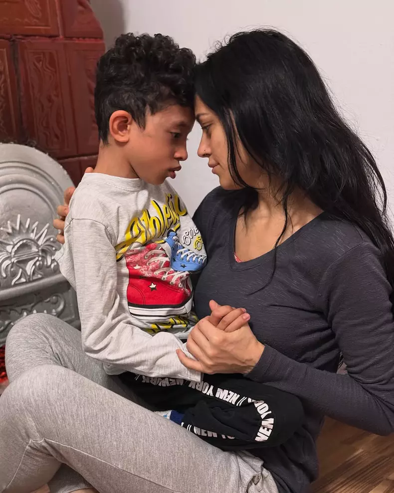 Cum arată acum Leon, fiul lui Kamara și al Oanei Hănțoiu  (3)