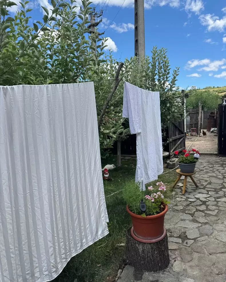 Adela Popescu, mutare cu familia la Șușani pe timp de vară  (3)
