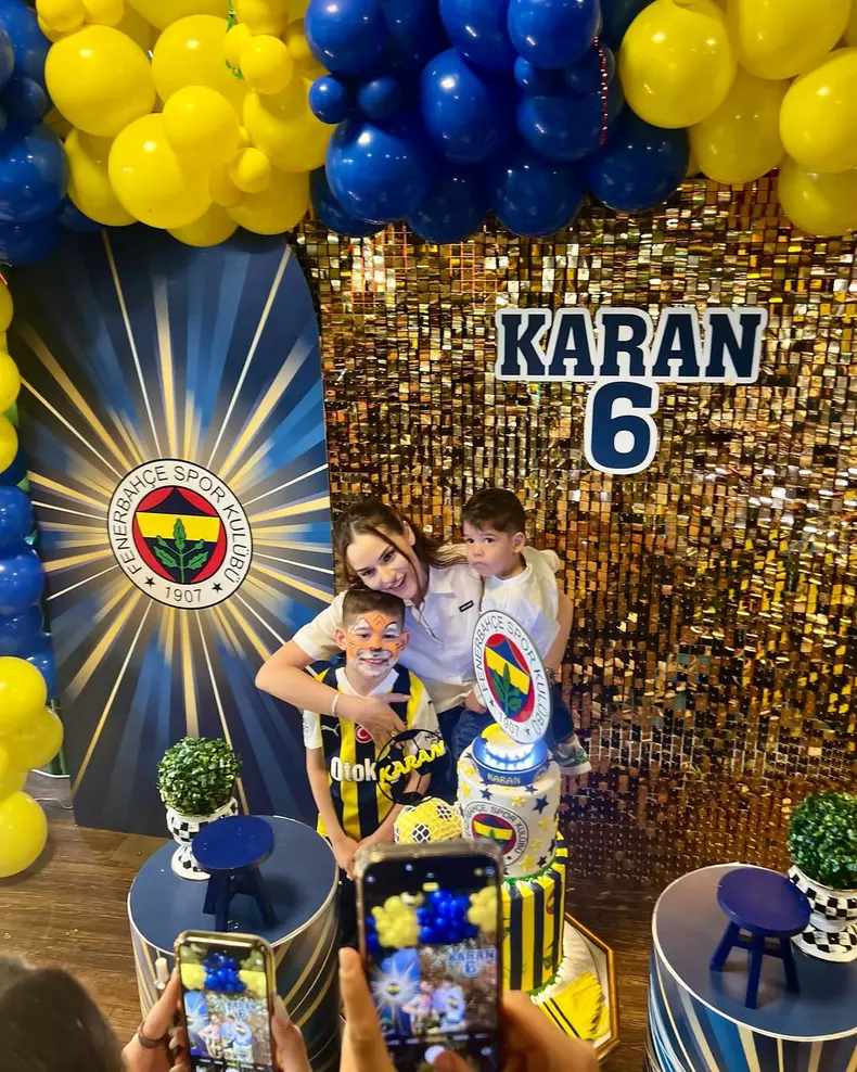 Fahriye-Evcen-Burak-Özçivit-poze-2025 (10)
