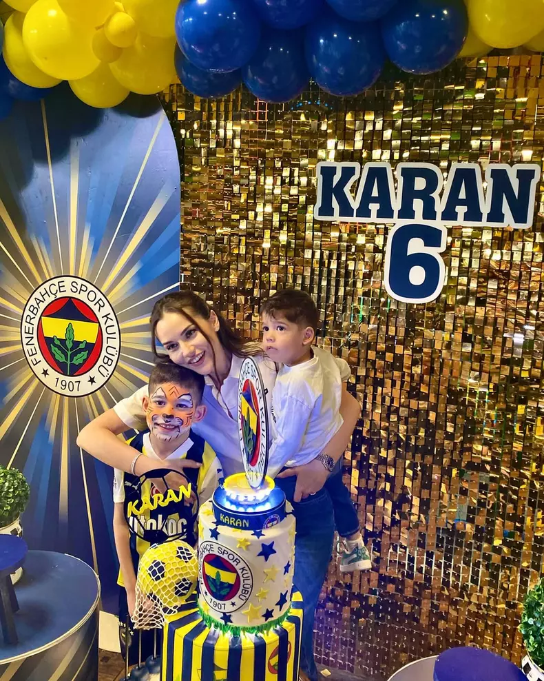 Fahriye-Evcen-Burak-Özçivit-poze-2025 (6)