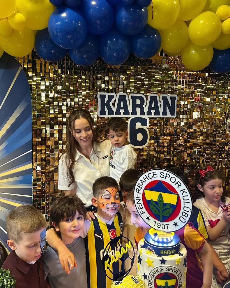 Fahriye-Evcen-Burak-Özçivit-poze-2025 (7)