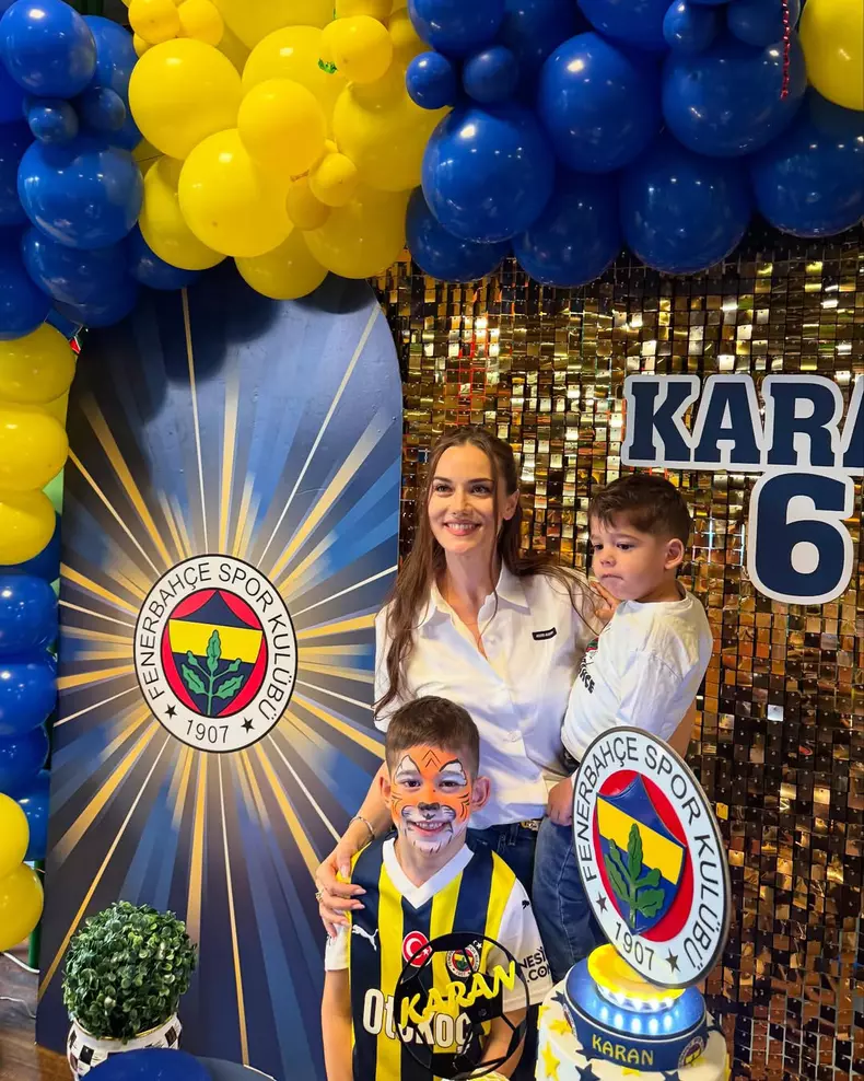 Fahriye-Evcen-Burak-Özçivit-poze-2025 (8)