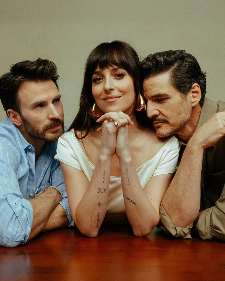 Pedro-Pascal-Dakota-Johnson-Chris Evans-Materialiștii (1)