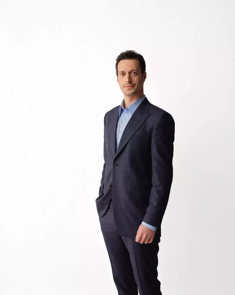 Feyyaz Serifoglu in Fata de la fereastra