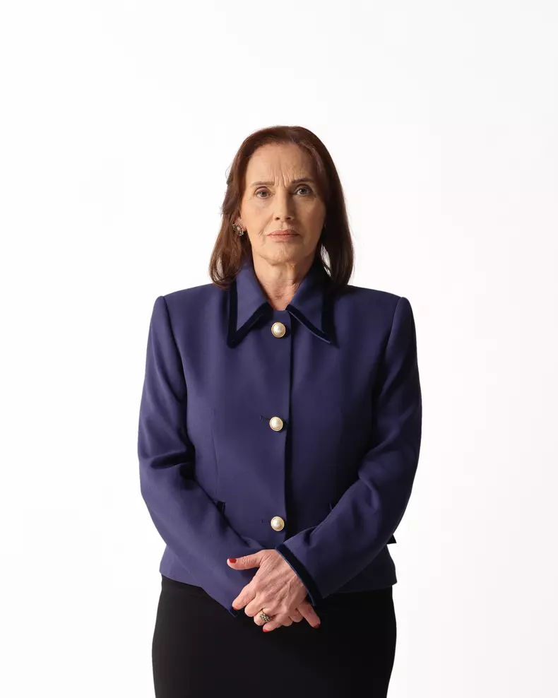 Nur Surer in Fata de la fereastra