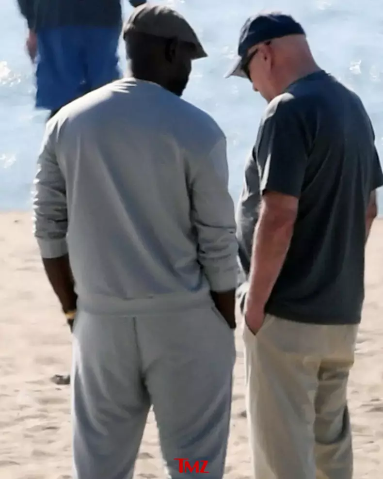 Bruce Willis looked like the multimillion-dollar star he is Thursday in Los Angeles ... as he wa (3)