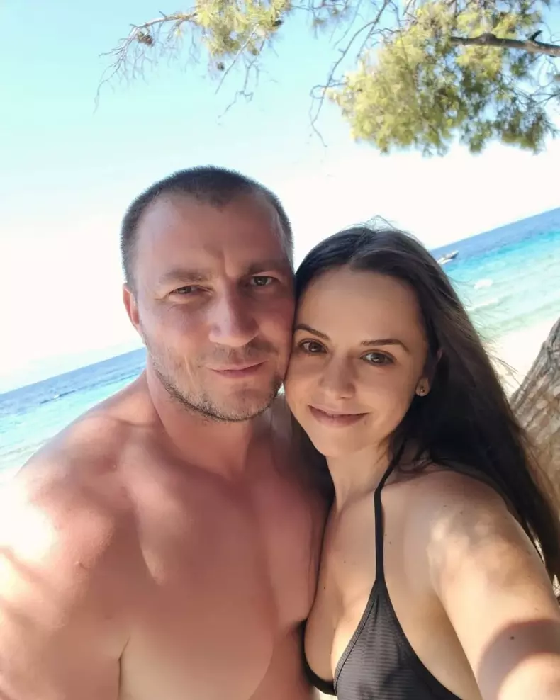 Familia lui Marian Godină Cine este Georgiana, soția care îl susține de acasă (3)