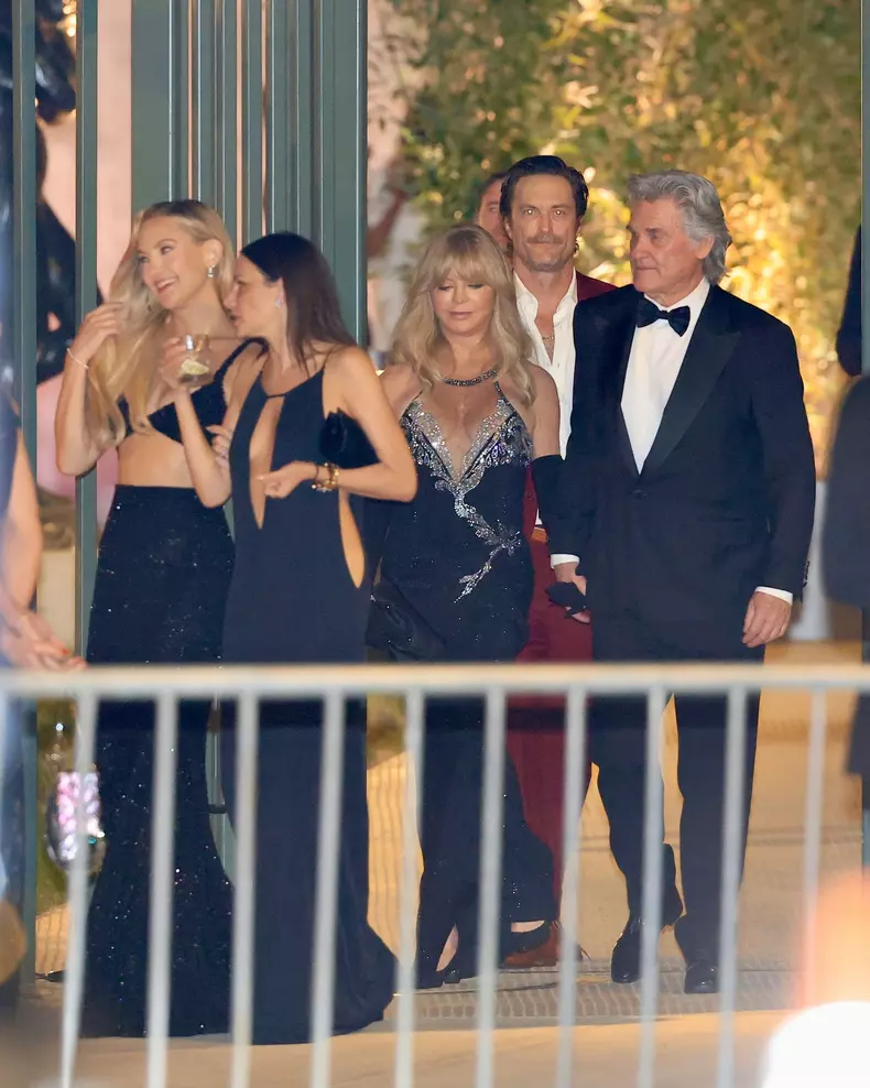 Kate Hudson and family Leave The 31st Annual Vanity Fair Oscar Party hosted by Mark Guiducci in LA!