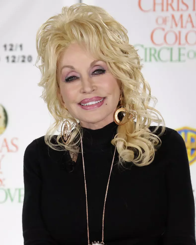 Dolly Parton: „Am crescut într-o familie tradițională, cu 8 copii, toți mai mici decât mine, și mai mulți dintre frații și surorile mele au venit să trăiască alături de mine, încă din tinerețea mea. I-am iubit pe copiii lor ca și cum aș fi fost bunica lor, iar acum îi iubesc pe strănepoții mei. Adeseori mă gândesc că nu mi-a fost destinat să am copii tocmai pentru ca toți copiii celorlalți să fie ai mei.”