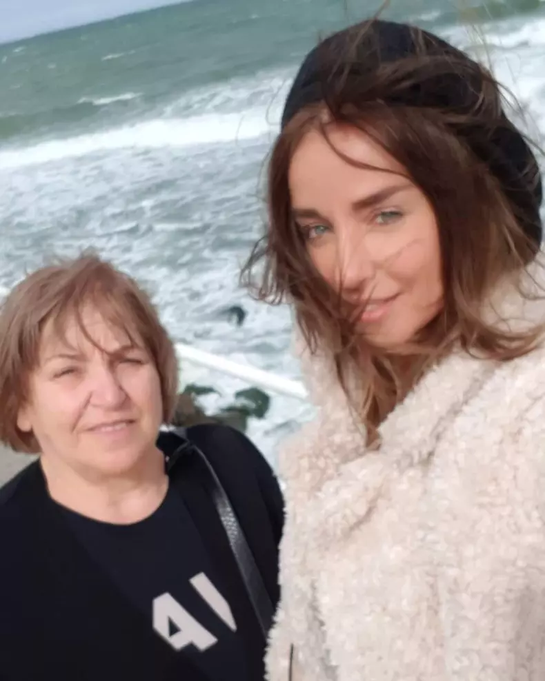 Tania Budi și mama ei, Maria