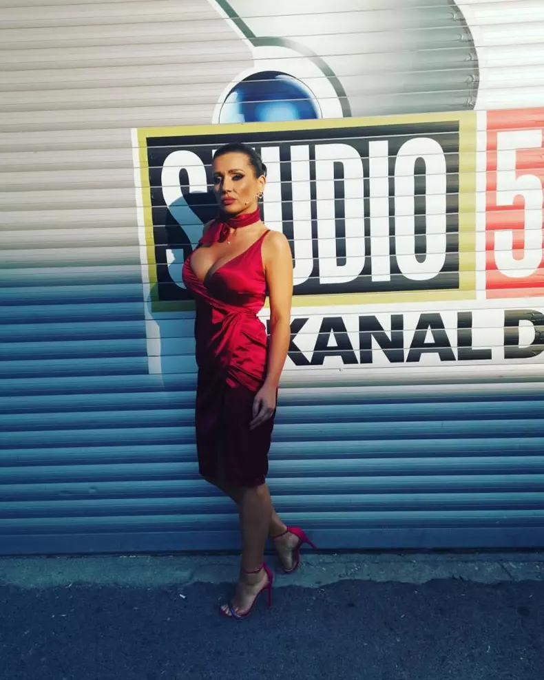 bianca-rus-rochie-rosie