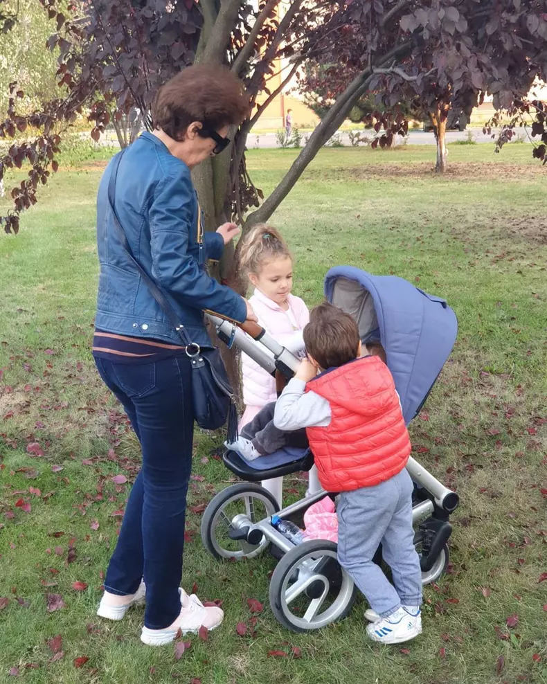 Soacra-Mirelei-Vaida-cu-copiii-ei