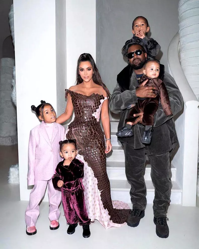 Kim-Kardashian-și-familia-819x1024