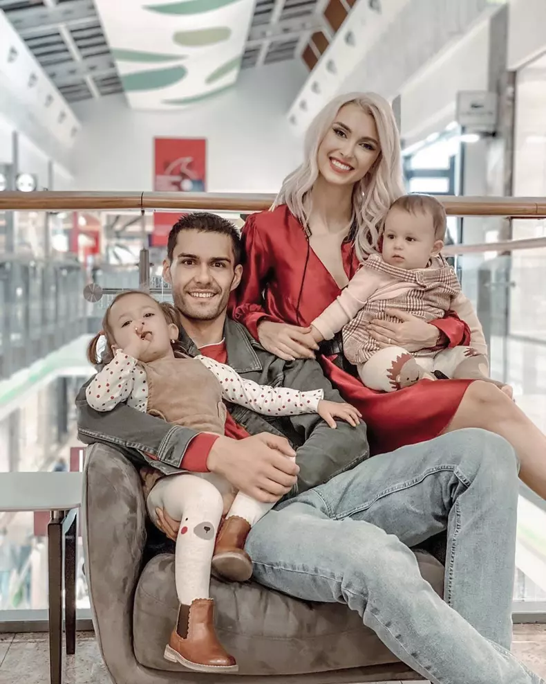 Andreea-Bălan-George-Burcea-și-fiicele-lor-Ella-și-Clara-1-1-1
