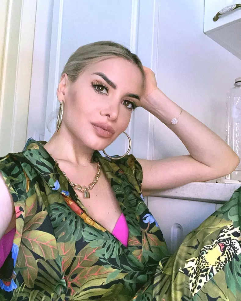 Stela-Bizdu-insarcinata-2