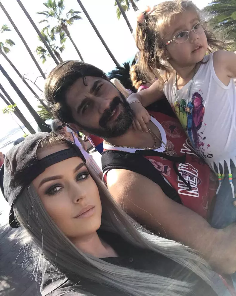 Connect-R-Misha-și-fiica-lor-Maya