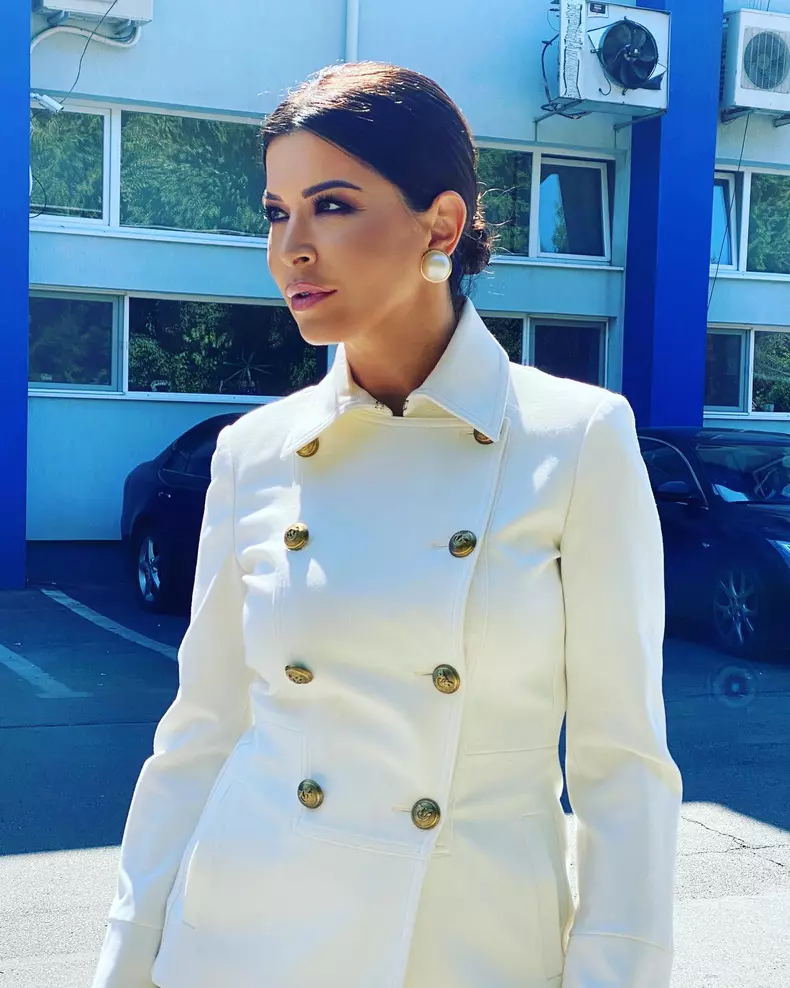 ce-meserie-a-avut-simona-patruleasa-inainte-sa-devina-prezentator-tv-6