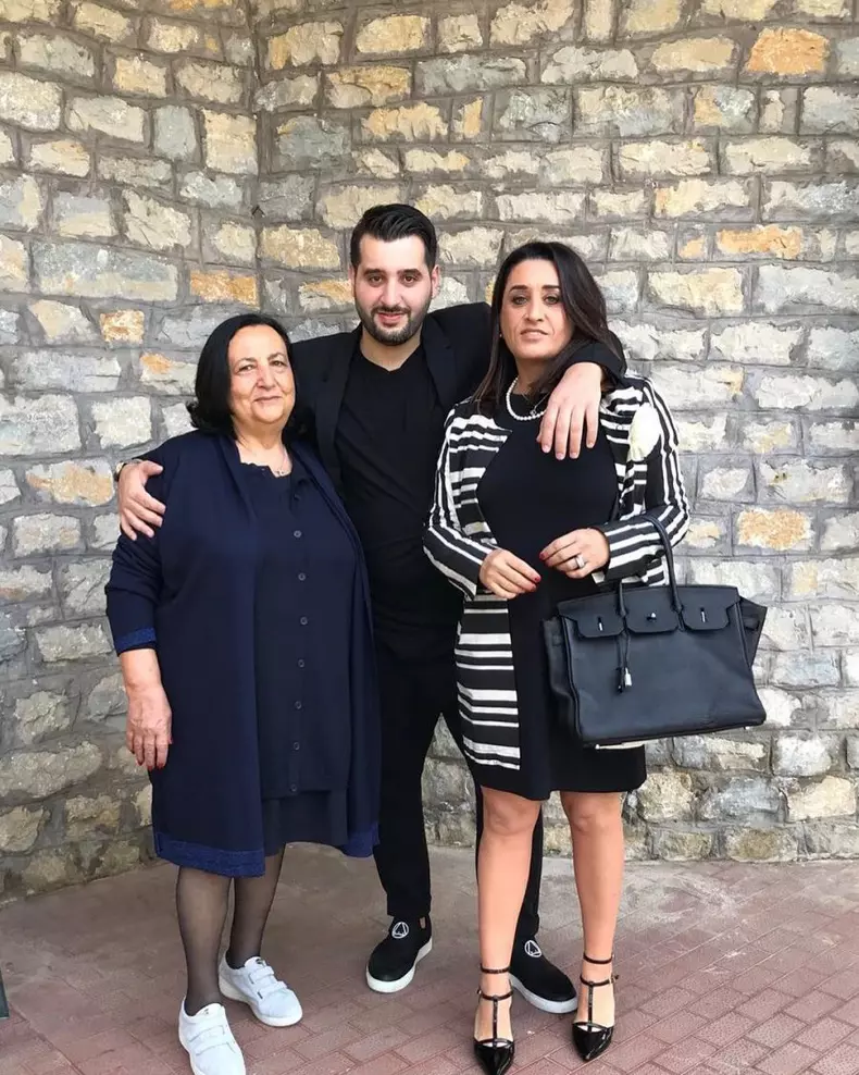 cum-arata-mama-lui-enzo-de-la-chefi-la-cutite-