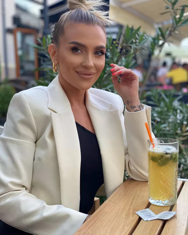 oana-radu-arata-mai-bine-ca-niciodata-cate-kilograme-a-slabit-1