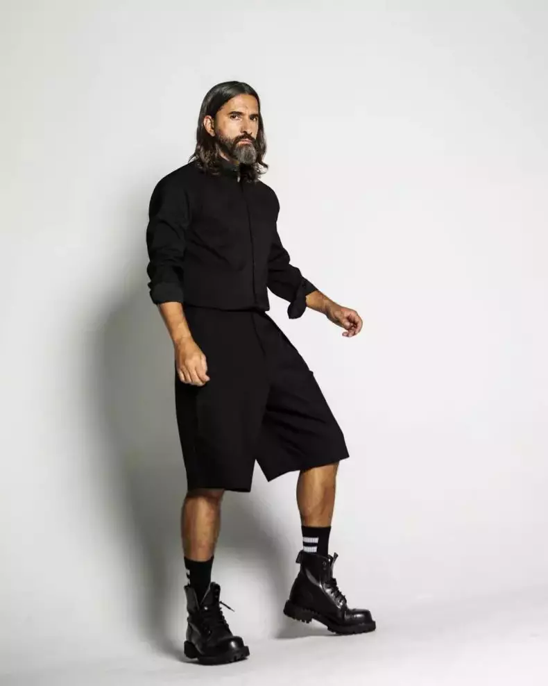 Cine-este-Tibi-Clenci-1-819x1024