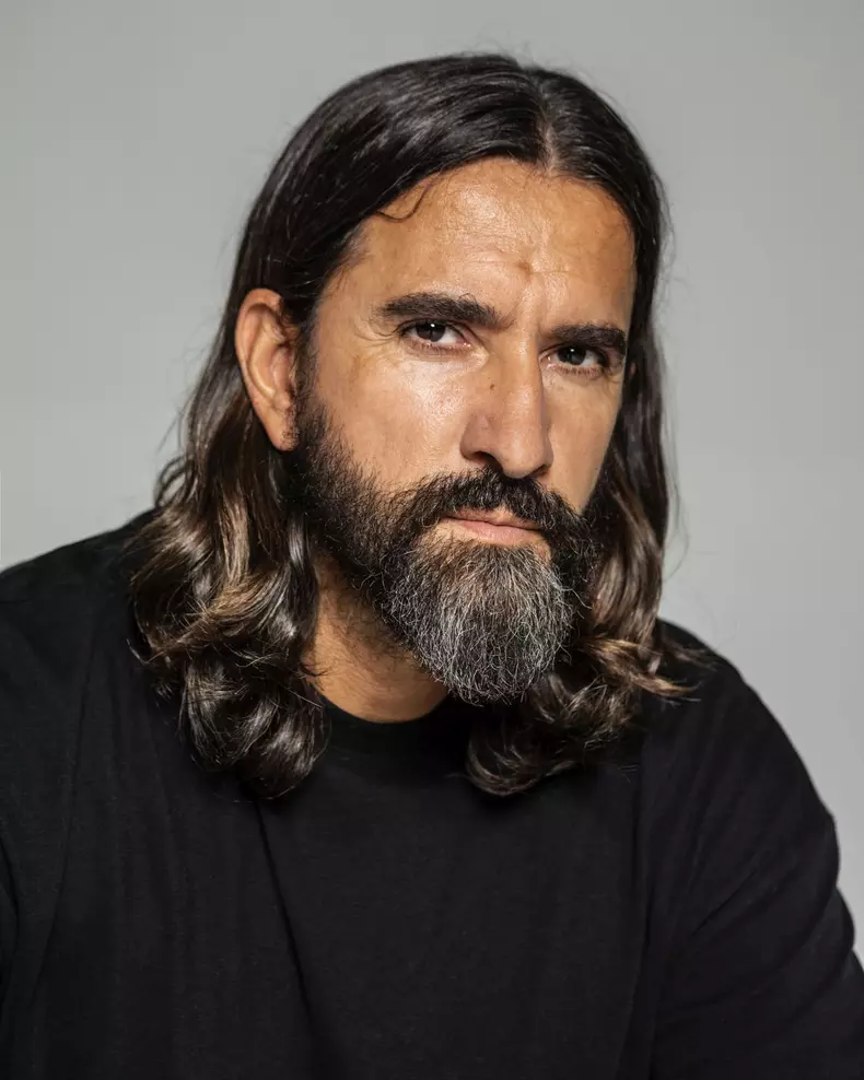 Cine-este-Tibi-Clenci-2