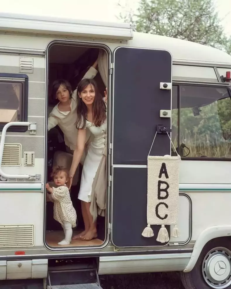 dana-rogoz-sarbatoare-mare-lia-a-implinit-un-an-1-819x1024-1