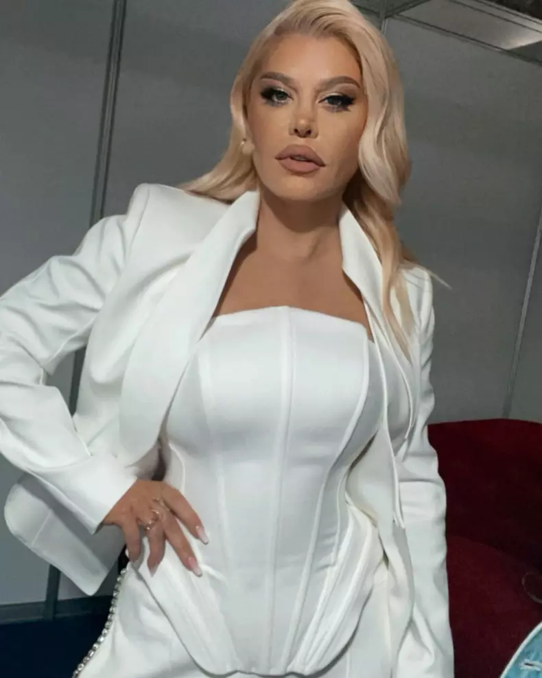 Loredana Groza cantareata