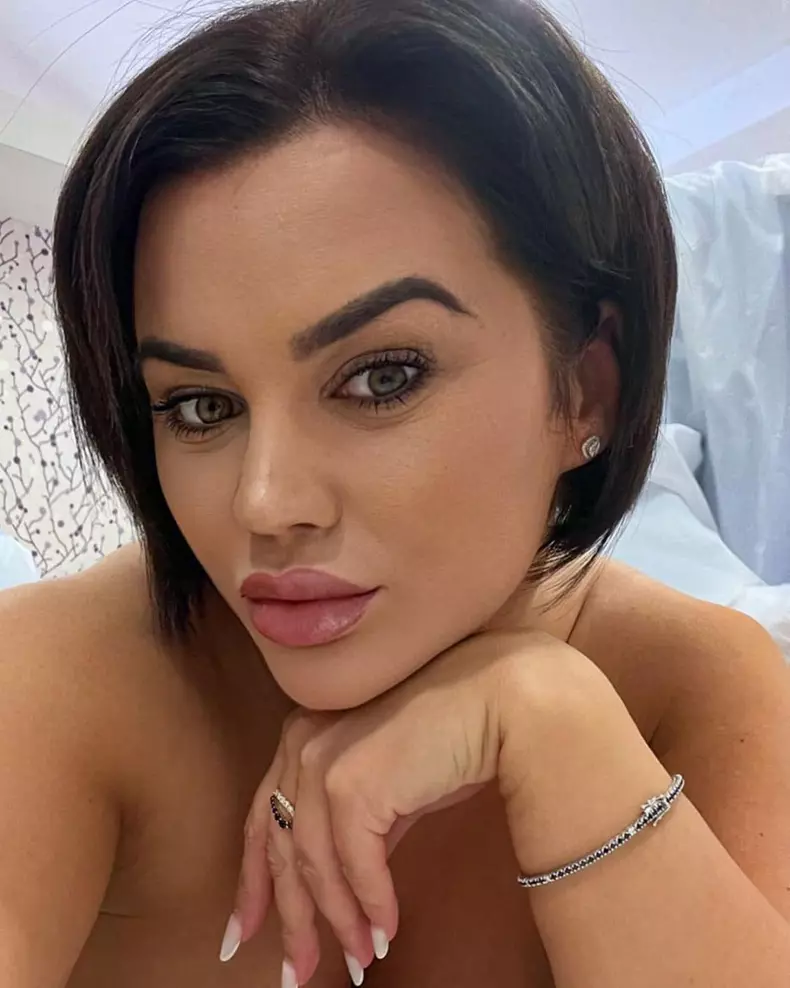 CARMEN SCHIMBARE DE LOOK