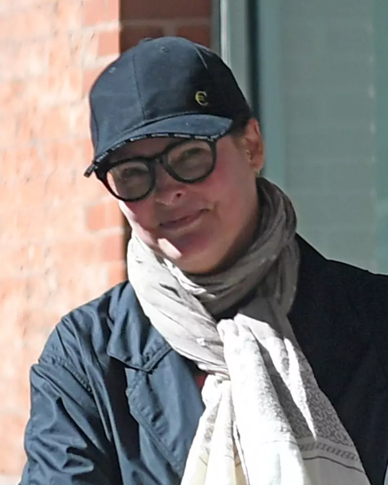 EXCLUSIVE: Linda Evangelista Is photographed looking  Unrecognizable while leaving her NYC Apartment and heading to JFK International Airport