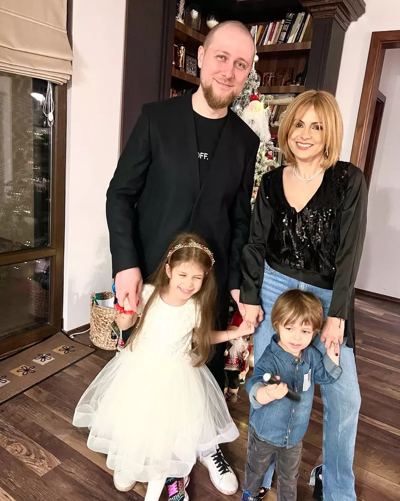 simona si familia ei