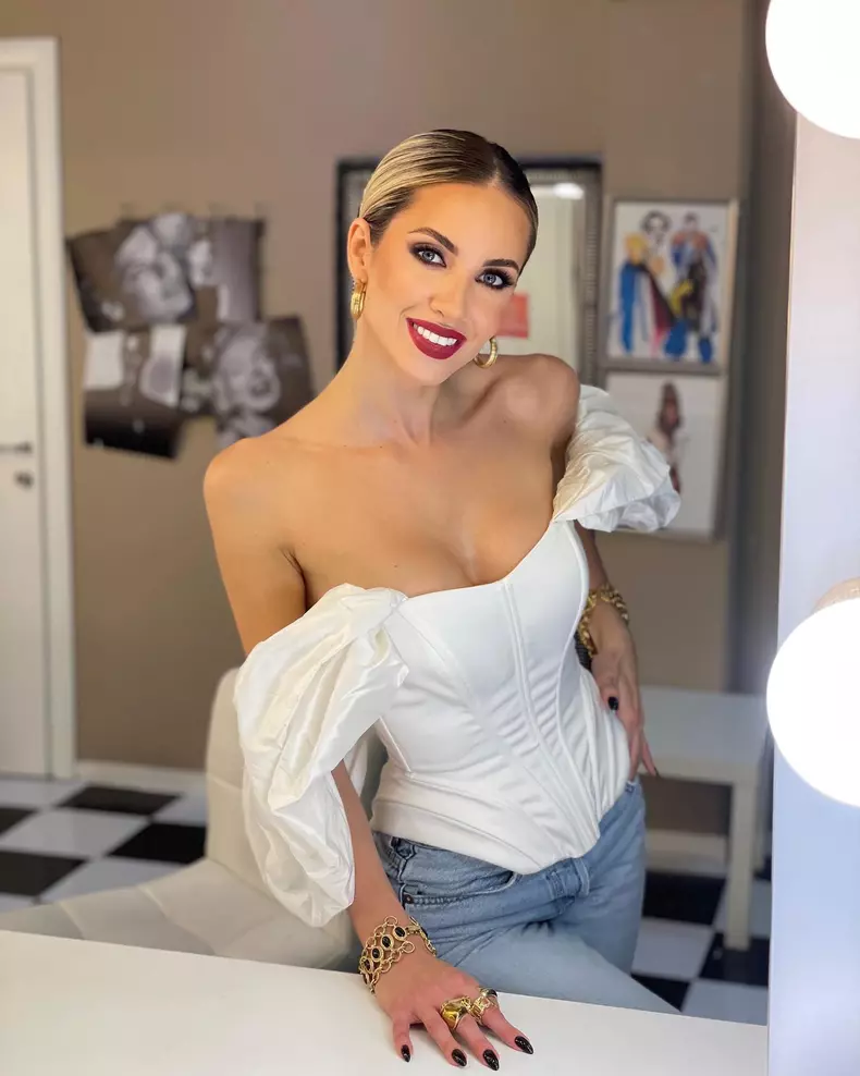 cine-este-otniela-sandu-1