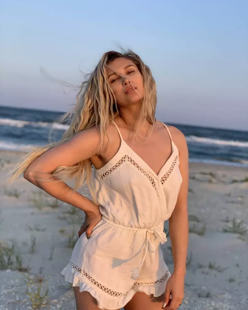 lora-a-plecat-in-vacanta-in-bali-cum-se-relaxeaza-artista-2