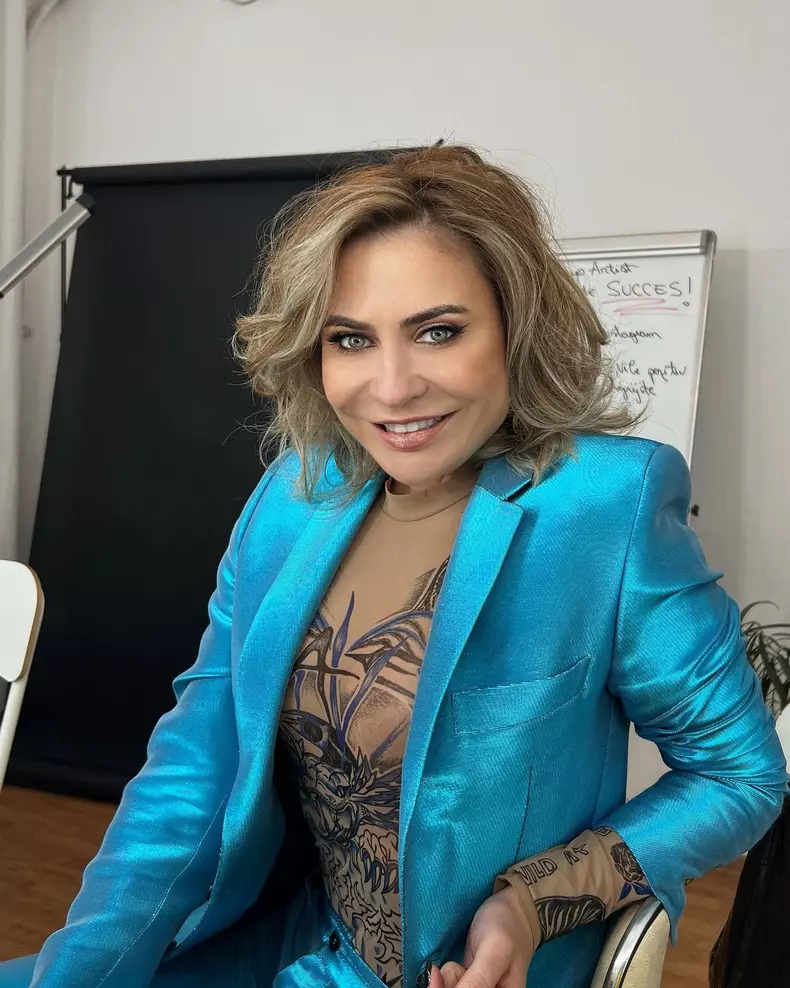 adina-buzatu-promoveaza-din-nou-imaginea-in-care-s-a-pozat-goala-alaturi-de-cinci-barbati-felicitari-pentru